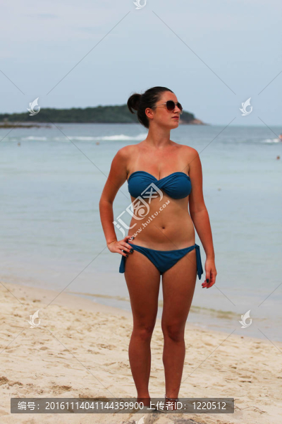 在泰國的海灘上的女人。