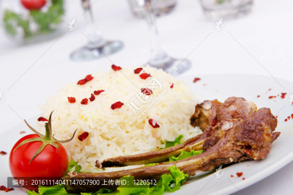 板上有米飯的羊肉排骨
