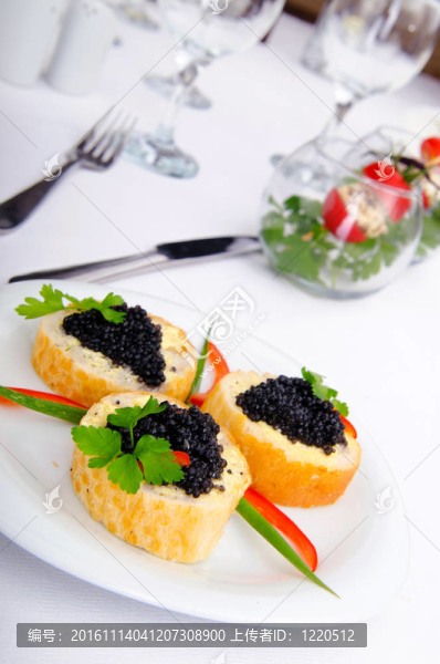 Black,caviar曾在面包