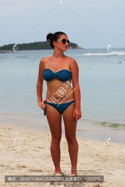 在泰國的海灘上的女人。