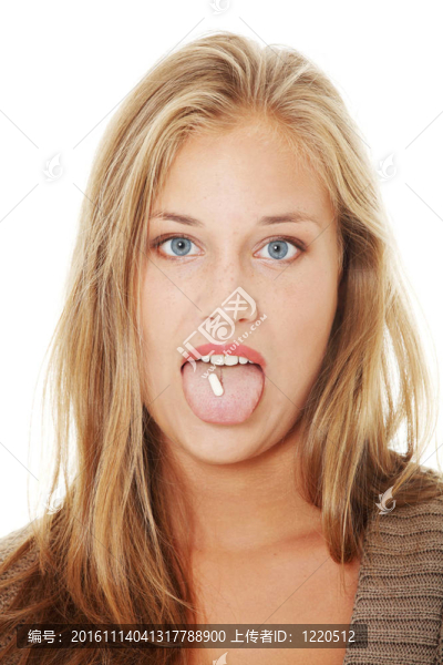 年輕的女人嘴里有藥丸