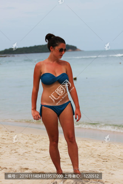 在泰國的海灘上的女人。