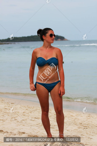 在泰國(guó)的海灘上的女人。