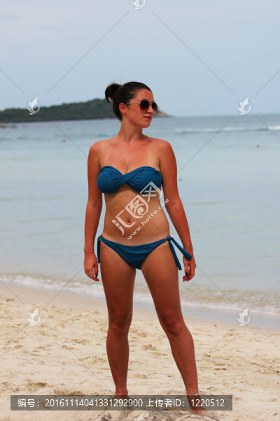 在泰國的海灘上的女人。