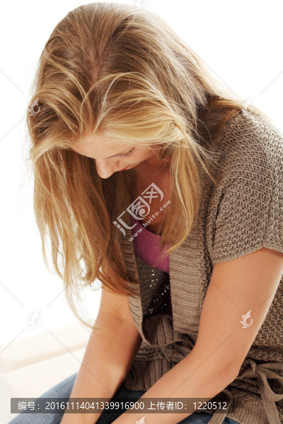 憂郁的年輕美麗的女人。