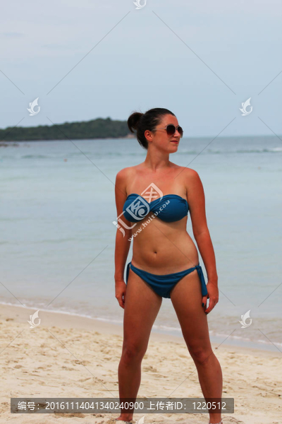 在泰國的海灘上的女人。