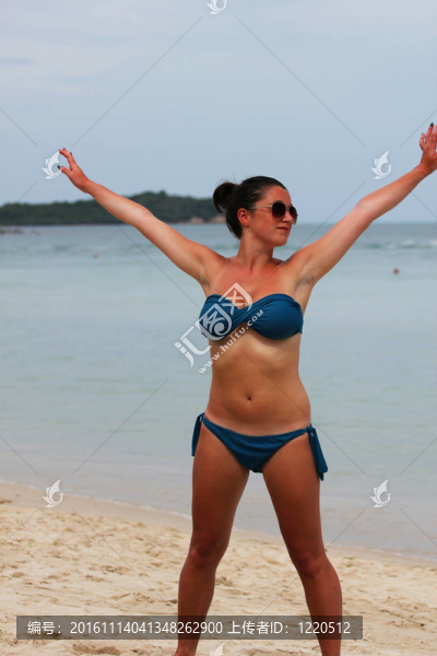 在泰國的海灘上的女人。