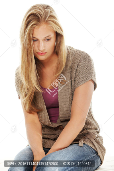 憂(yōu)郁的年輕美麗的女人。