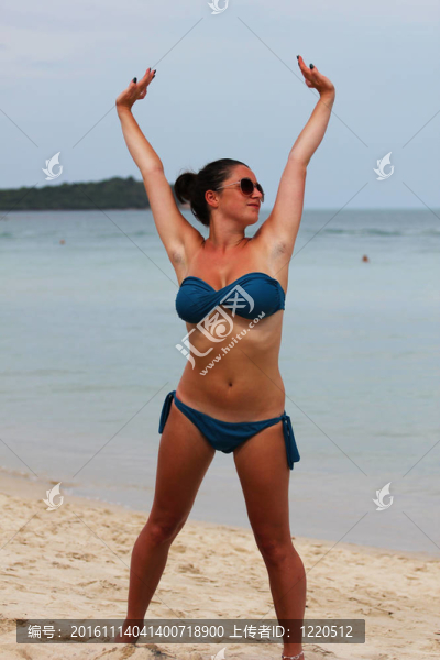 在泰國(guó)的海灘上的女人。
