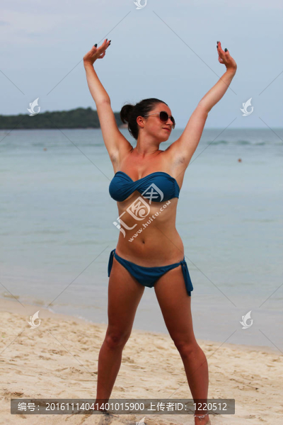 在泰國(guó)的海灘上的女人。