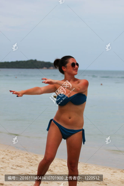 在泰國(guó)的海灘上的女人。