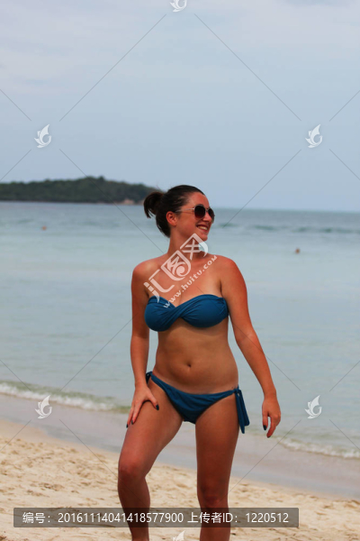 在泰國的海灘上的女人。