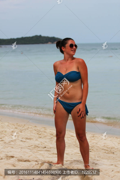 在泰國的海灘上的女人。