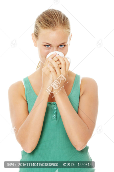 年輕漂亮的金發(fā)女人喝咖啡