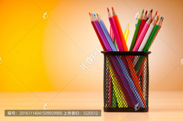 背景上的彩色鉛筆