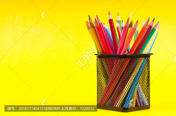 背景上的彩色鉛筆