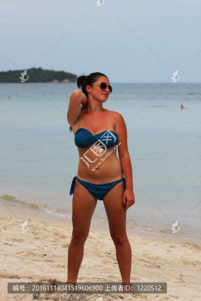 在泰國(guó)的海灘上的女人。