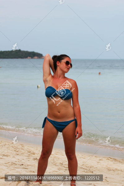 在泰國的海灘上的女人。