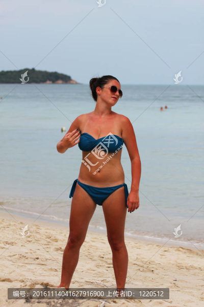 在泰國的海灘上的女人。