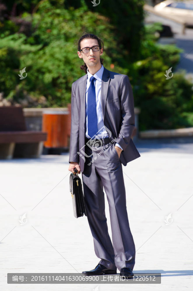 街上的年輕商人
