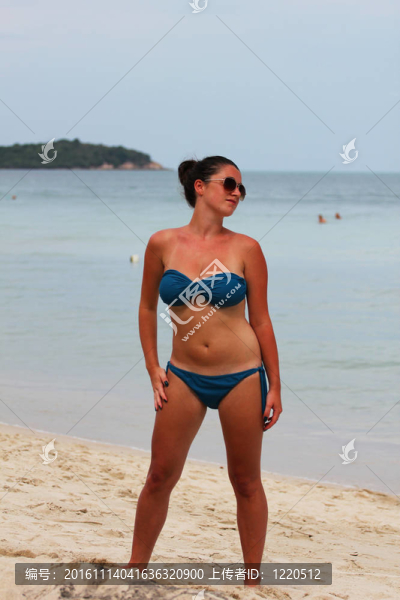 在泰國的海灘上的女人。