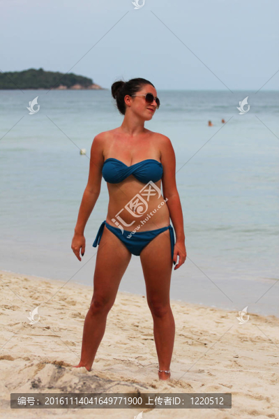 在泰國的海灘上的女人。