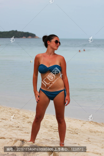 在泰國(guó)的海灘上的女人。