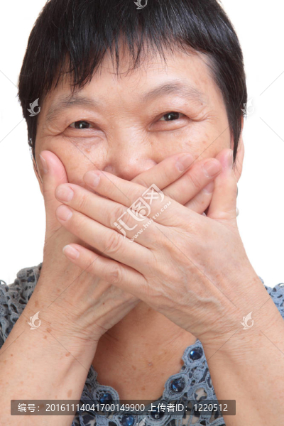 覆蓋著她的嘴的老婦人