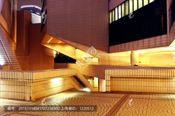 現(xiàn)代大廳在城市市中心的夜晚