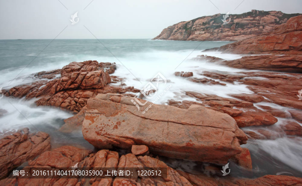 巖石的海岸和模糊的水