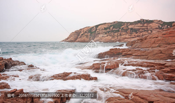 巖石的海岸和模糊的水