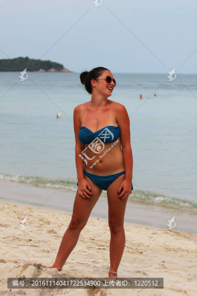 在泰國的海灘上的女人。