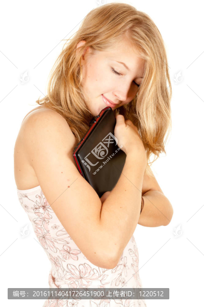年輕的金發(fā)女人擁抱小型筆記本電腦；筆記本電腦；白色背景