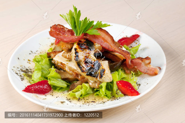 火腿沙拉；菠蘿；草莓