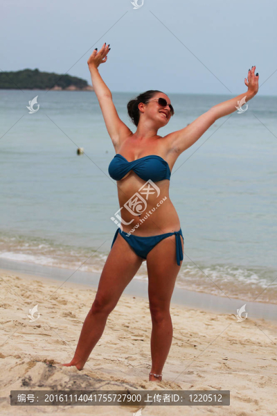 在泰國的海灘上的女人。