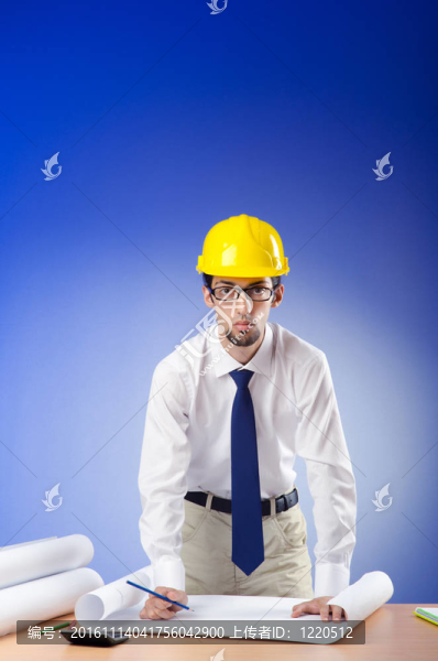 年輕工程師看圖紙