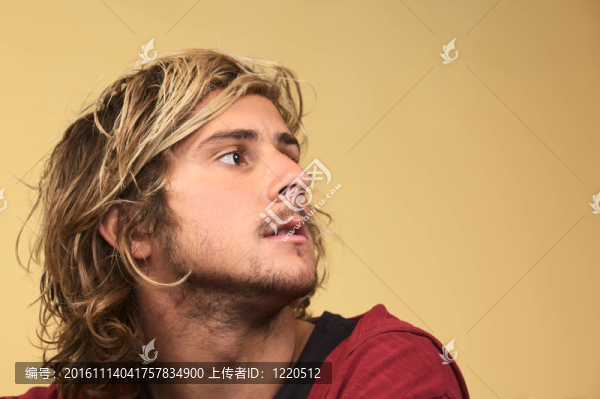 年輕英俊的白人男子期待在一邊（選擇性對(duì)焦；專注于右眼）