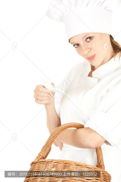 有吸引力的女人做的柳條筐；白色背景