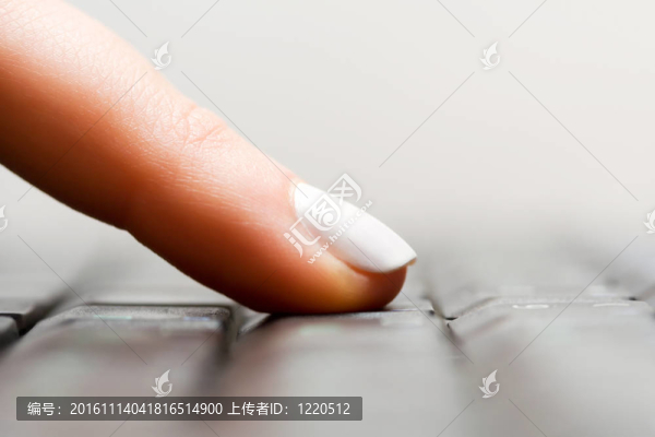 鍵盤上的女性手指打字