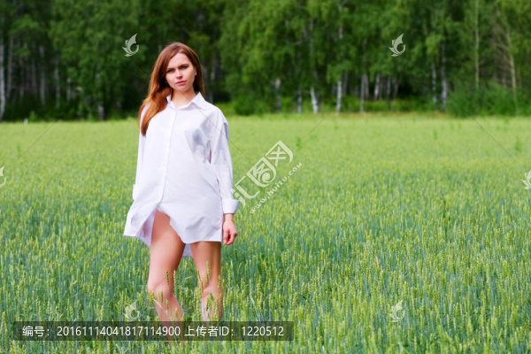 在一個(gè)領(lǐng)域的年輕女人