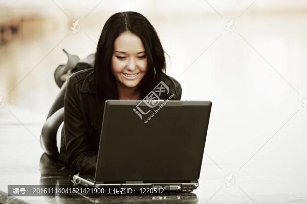 帶筆記本電腦的年輕女子