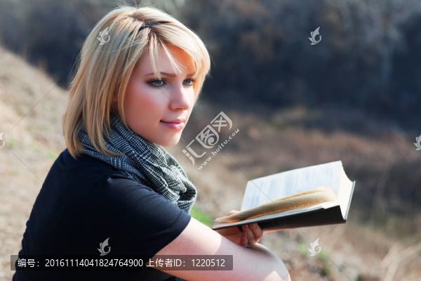 年輕的女人讀一本書
