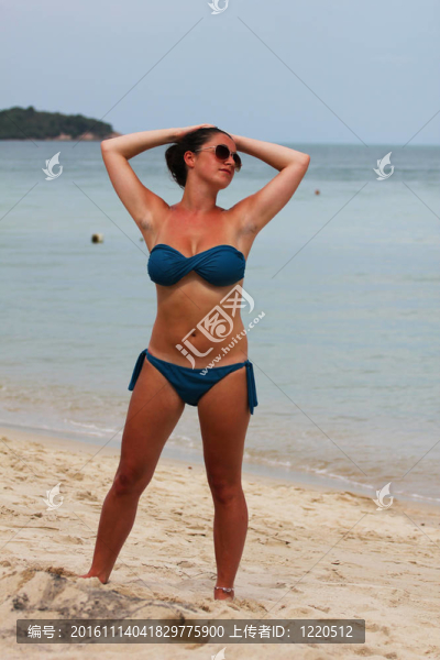 在泰國的海灘上的女人。