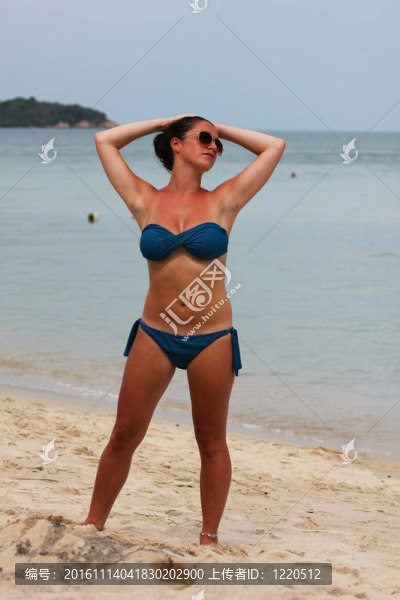 在泰國(guó)的海灘上的女人。