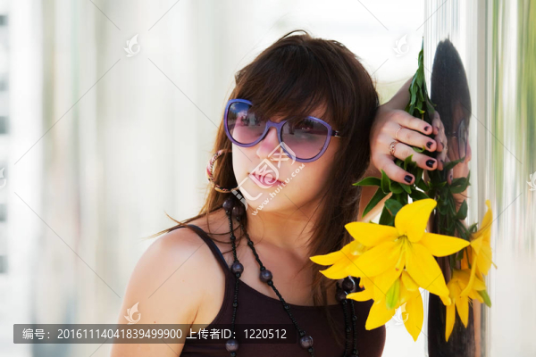悲傷的年輕女人帶著一朵花