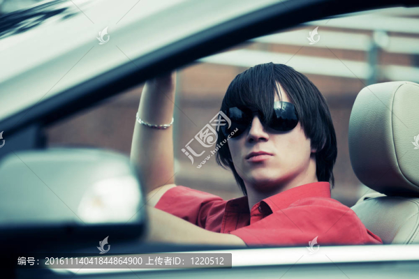駕駛一輛敞篷車的年輕人