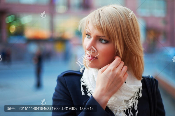 城市街道上的年輕女人
