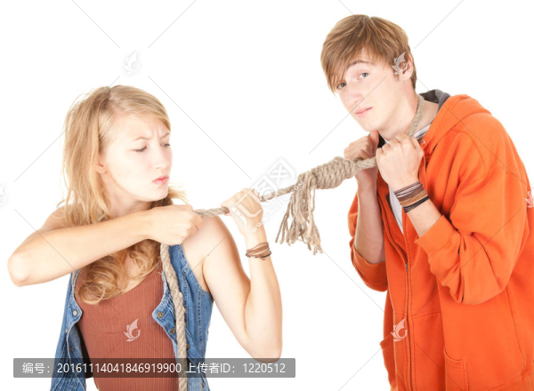 夫婦沖突-年輕女子拉男人的繩子，白色背景