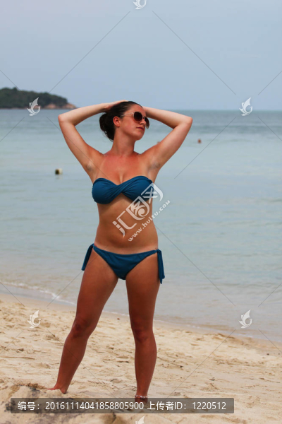 在泰國(guó)的海灘上的女人。