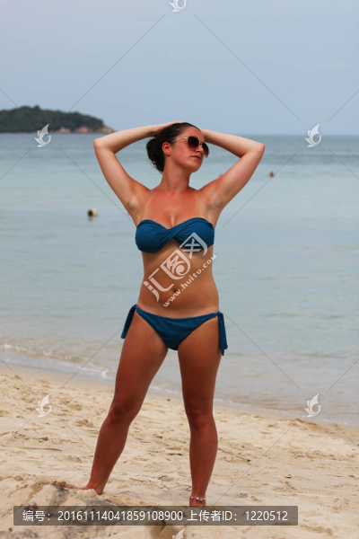 在泰國(guó)的海灘上的女人。